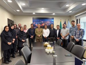 عکس یادگاری پایان سال مگا پروژه ساخت پترو پالایشگاه نگین لاوان 